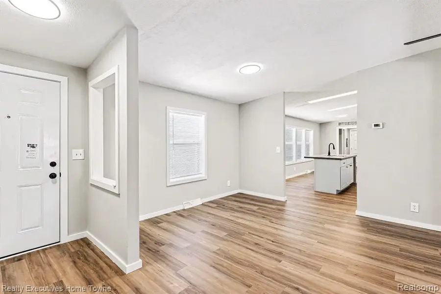 45822 Bonaventure Dr, Macomb, MI 48044 - #2
