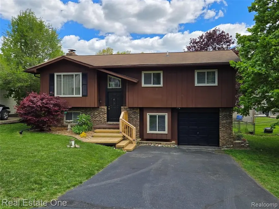 661 Harry Paul, Orion, MI 48362 - #2
