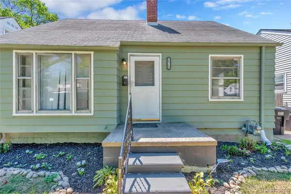 18766 Kingsville, Harper Woods, MI 48225