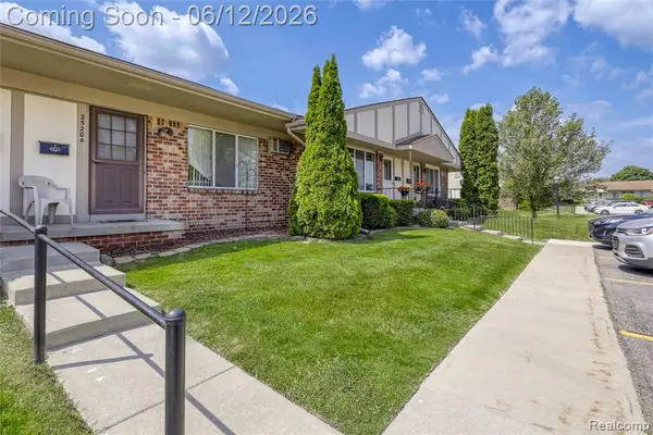 25204 Franklin, South Lyon, MI 48178