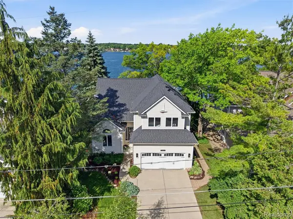 12224 Mantawauka, Fenton, MI 48430