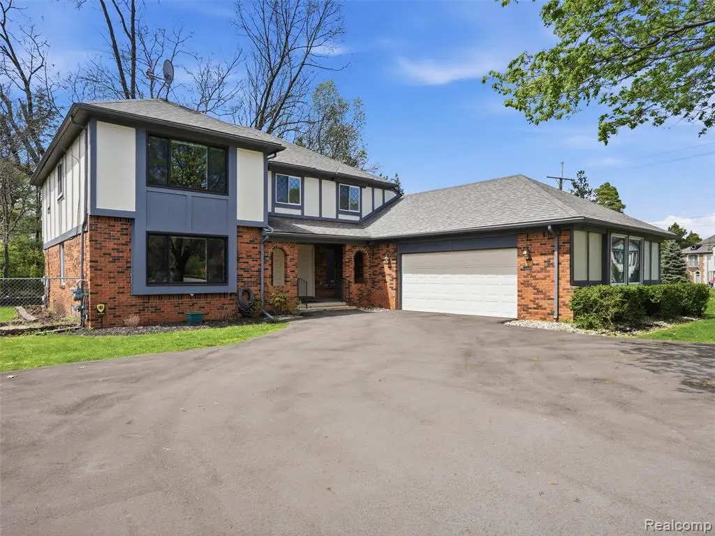 5800 Naneva, West Bloomfield, MI 48322 - #1