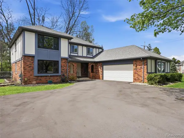 5800 Naneva, West Bloomfield, MI 48322