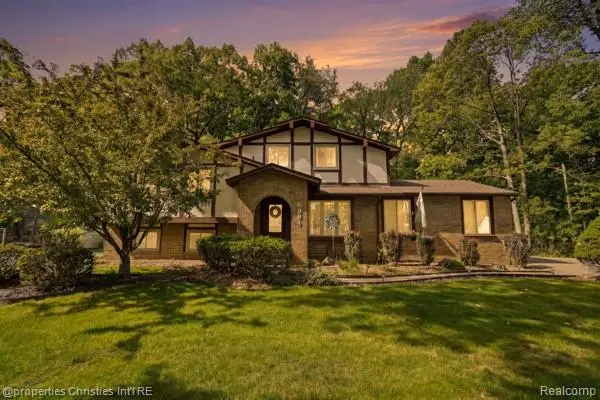 6884 Aeroview, West Bloomfield, MI 48324