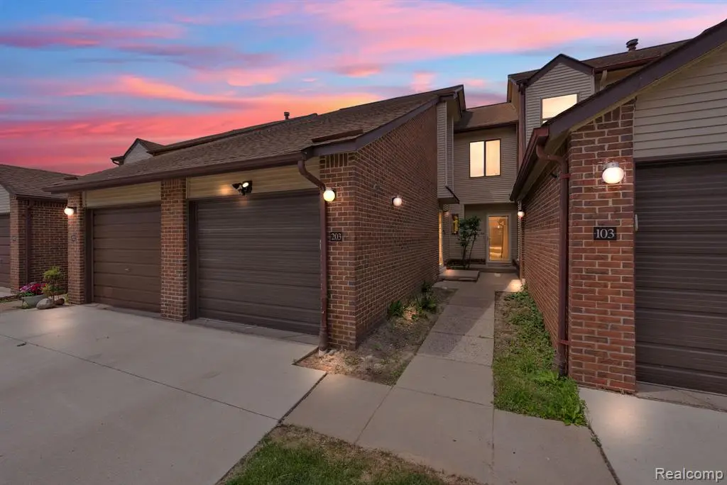 6689 Ridgefield #203, West Bloomfield, MI 48322 - #1