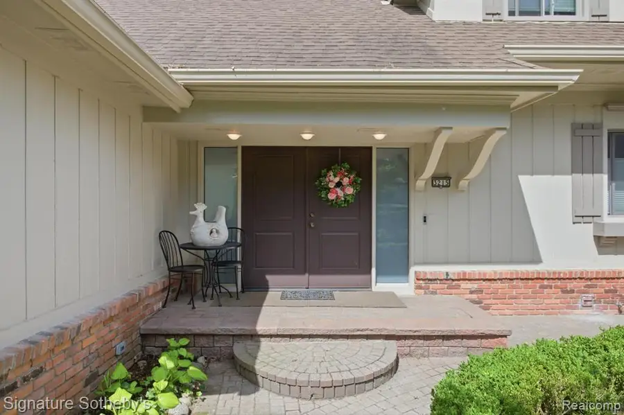 3215 Woodview Lake, West Bloomfield, MI 48323 - #3