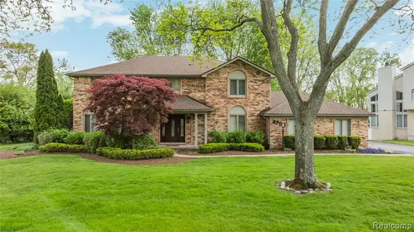 4700 S Valleyview, West Bloomfield, MI 48323