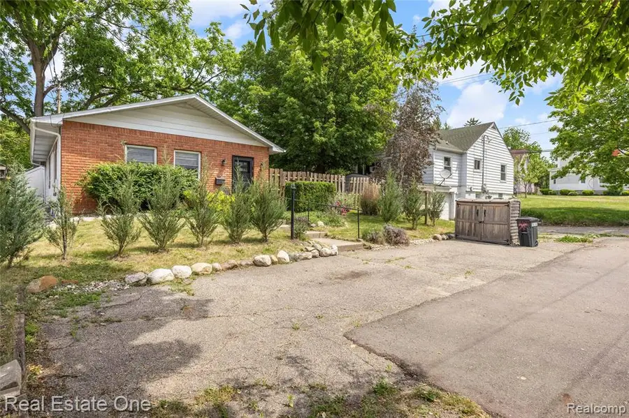 225 1st, Fenton, MI 48430 - #3