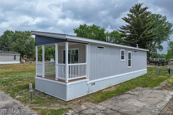 17 Sunset Lane, Fenton, MI 