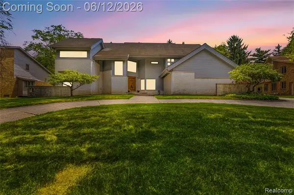 4057 Fox Lake, Bloomfield Hills, MI 48302