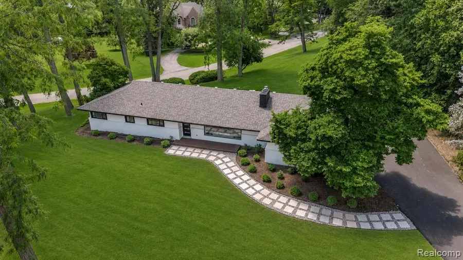 2129 Long Lake Shore, West Bloomfield, MI 48323 - #2