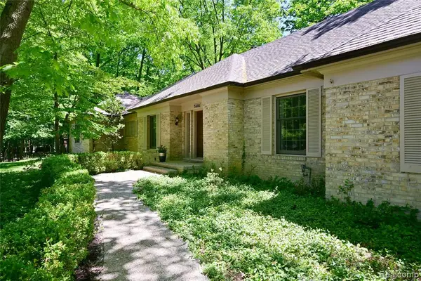 5684 Sussex, Troy, MI 48098