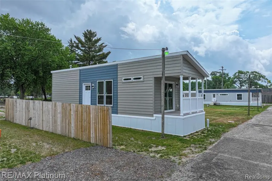 24 Sunset Lane, Fenton, MI 48430 - #2