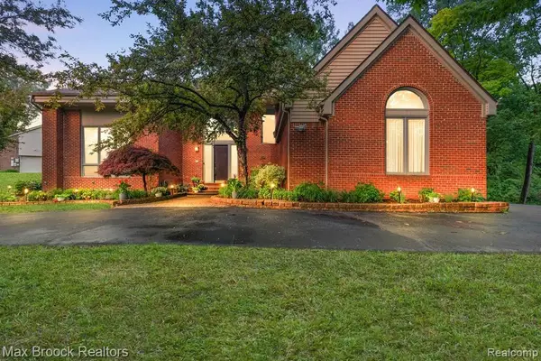2295 Shore Hill, West Bloomfield, MI 48323