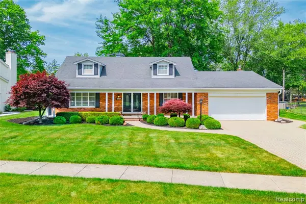 8236 Burning Bush, Grosse Ile, MI 48138
