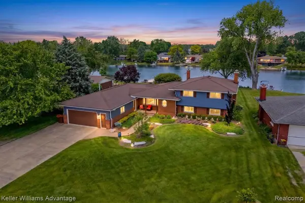 9110 Sandy Ridge, White Lake, MI 48386