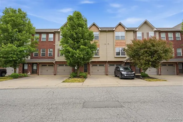 2138 Knotty Pine, Howell, MI 48855