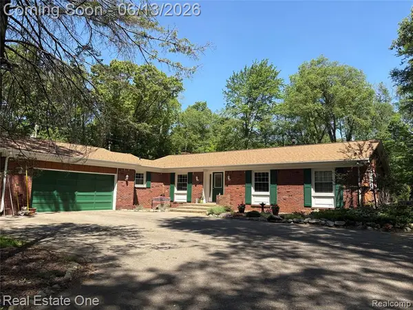 5466 Grange Hall, Holly, MI 48442