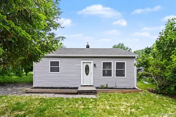 3235 Young, Lansing, MI 48906
