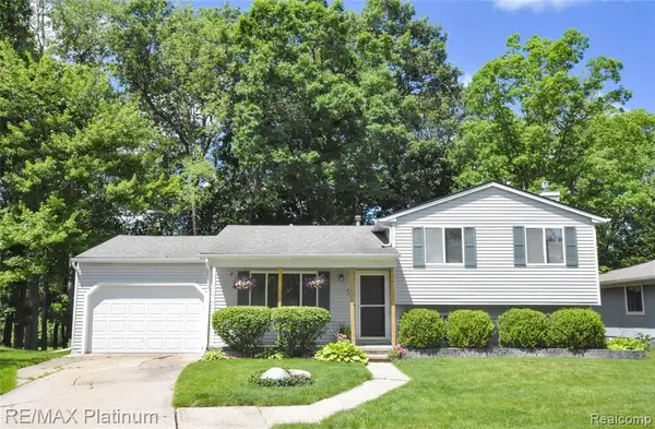 317 Woodlake, Brighton, MI 48116