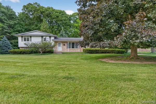 9144 Deer Park, Fenton, MI 48430