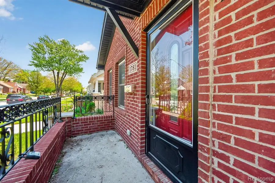 1781 Brys, Grosse Pointe Woods, MI 48236 - #2