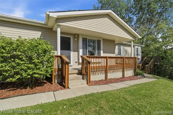1117 Lake Shore, Grand Blanc, MI 48439