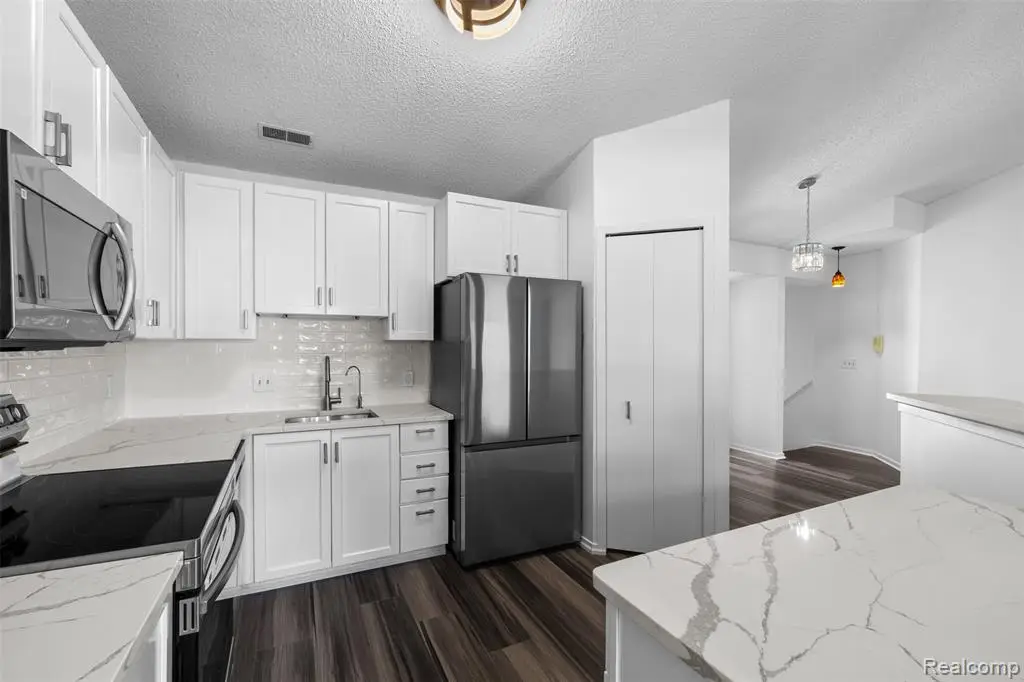 6680 Ridgefield #201, West Bloomfield, MI 48322 - #1