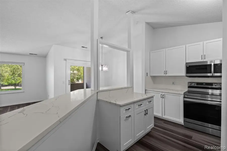 6680 Ridgefield #201, West Bloomfield, MI 48322 - #3