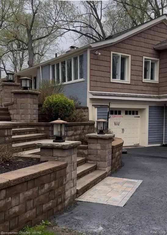 47665 Walnut Tree, Plymouth, MI 48170