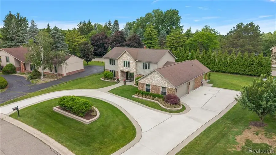 2118 Coach Way, Bloomfield Hills, MI 48302 - #3