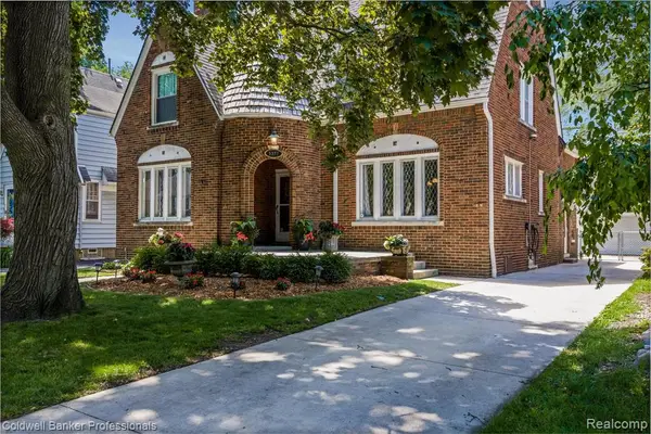 1377 Harvard Road, Grosse Pointe Park, MI 48230
