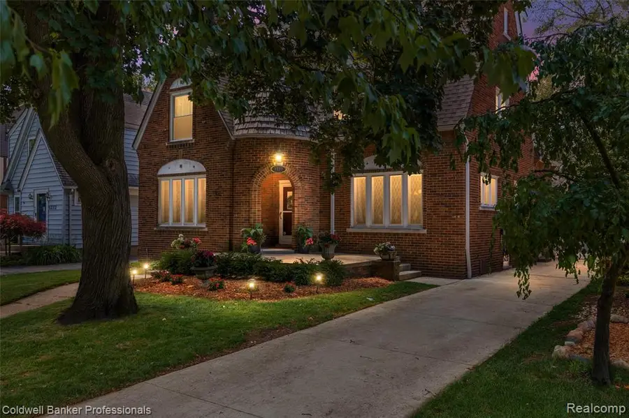 1377 Harvard Road, Grosse Pointe Park, MI 48230 - #2