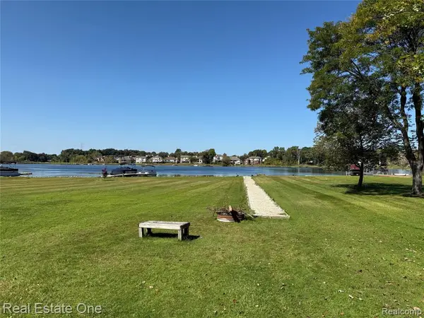 2910 Loon, Wixom, MI 48393
