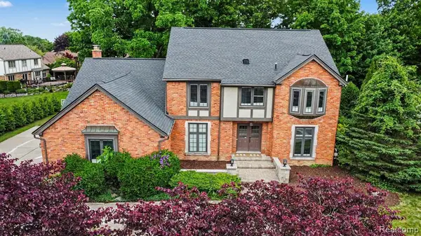 20145 Woodbend, Northville, MI 48167