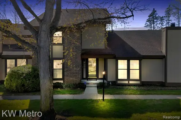 25333 Greenbrooke, Southfield, MI 48033