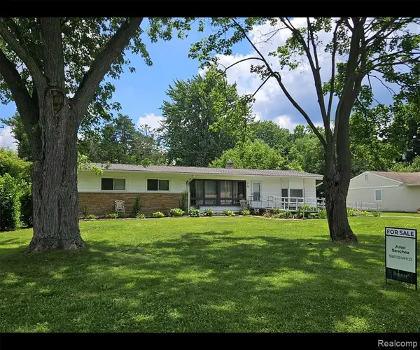 496 E Lovell, Troy, MI 48085