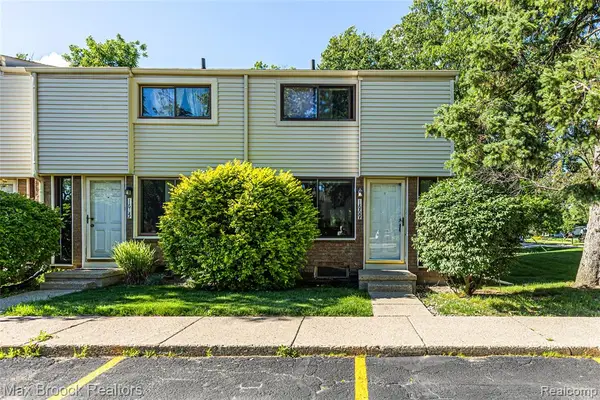 1669 Wimbledon, Walled Lake, MI 48390