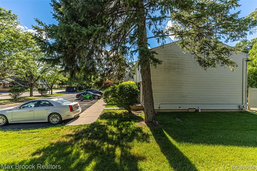 1669 Wimbledon, Walled Lake, MI 48390 - #3