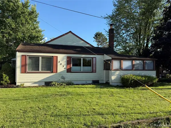 2030 Orpington, Troy, MI 48083
