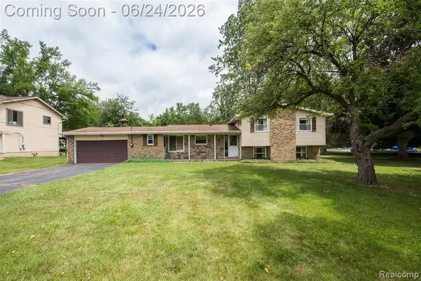 1165 Camelot, Pinckney, MI 48169
