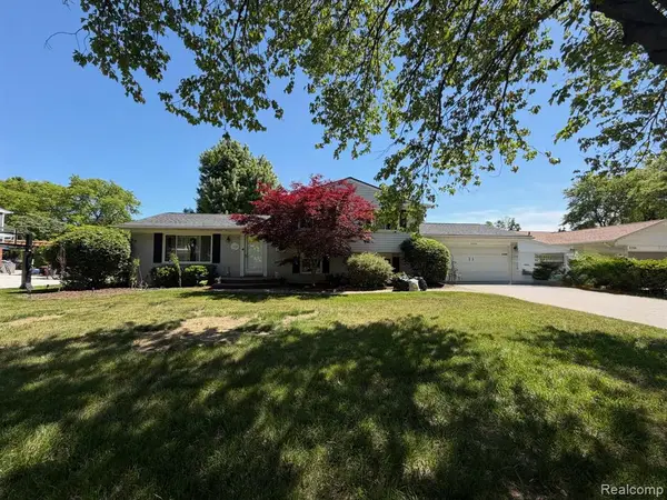 6366 Walker, Troy, MI 48085