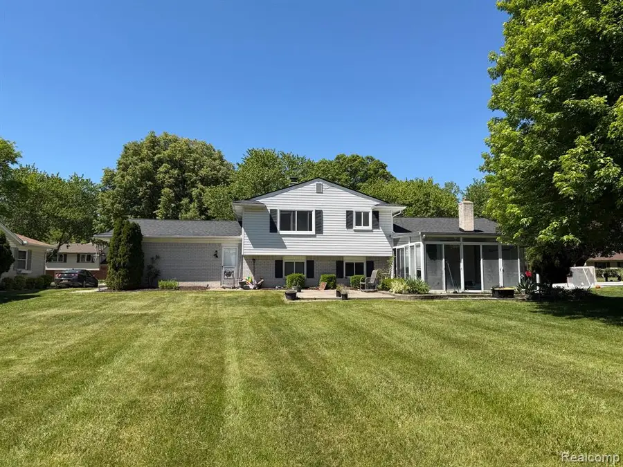 6366 Walker, Troy, MI 48085 - #3