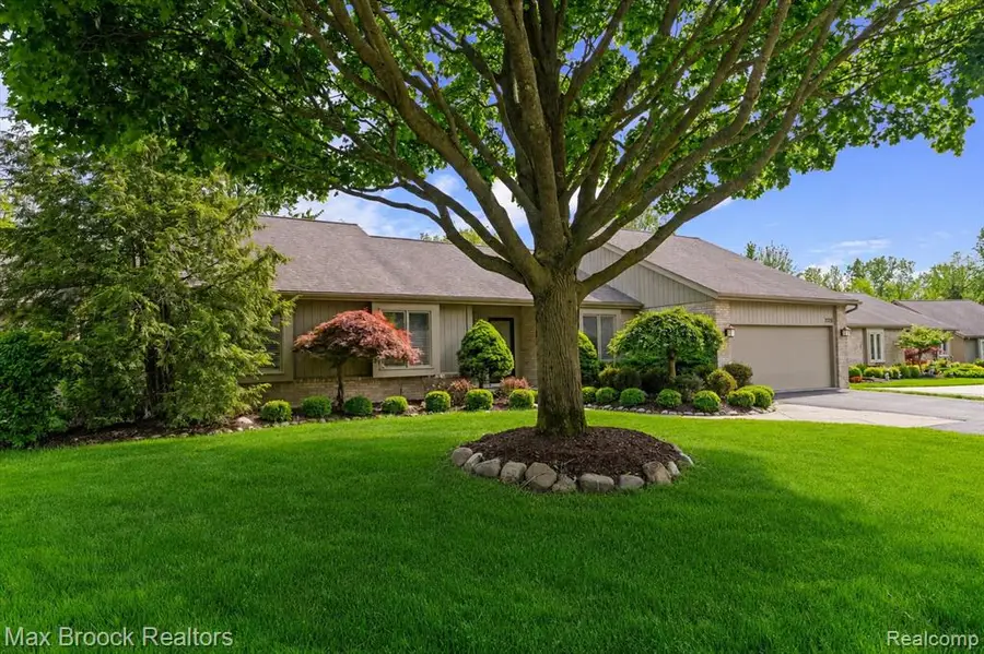 5725 Ridgewood, West Bloomfield, MI 48322 - #2