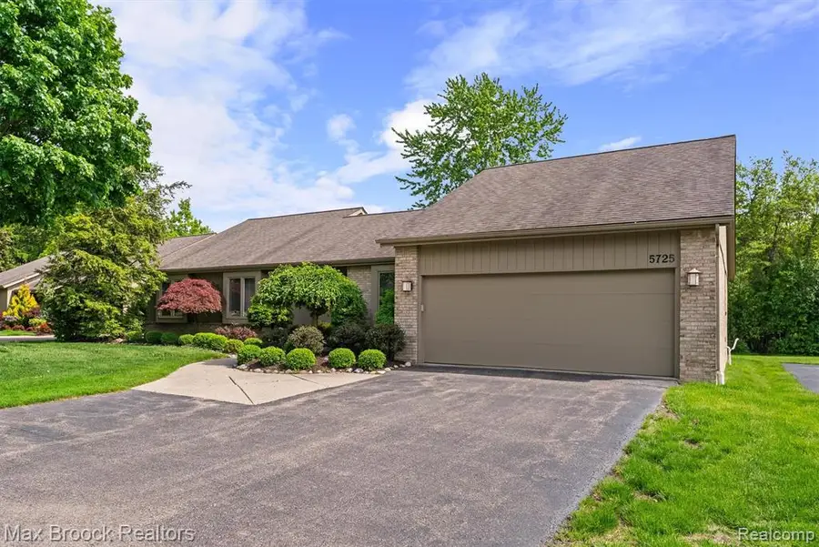5725 Ridgewood, West Bloomfield, MI 48322 - #3