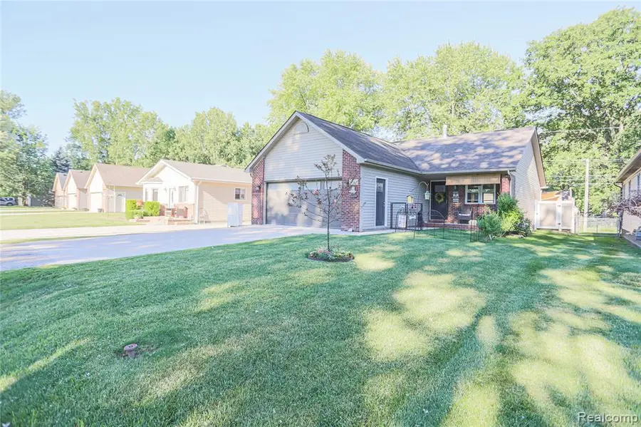 39567 Macomber, Harrison Township, MI 48045 - #2