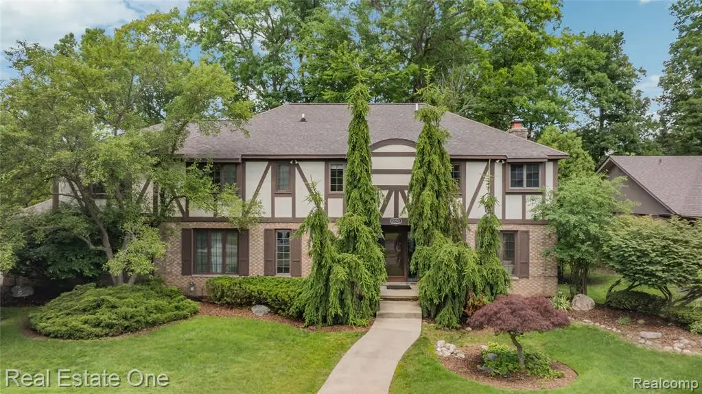 2250 Bloomfield Woods, West Bloomfield, MI 48323 - #1