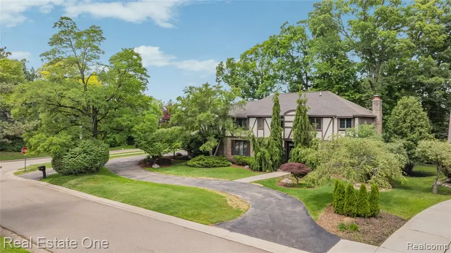 2250 Bloomfield Woods, West Bloomfield, MI 48323 - #2