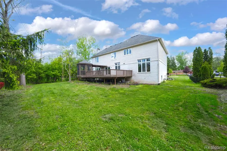 2337 Horseshoe, West Bloomfield, MI 48322 - #3