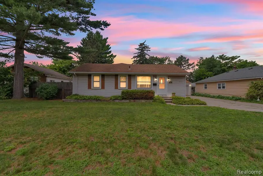 5693 Colonial, Dearborn Heights, MI 48127 - #2